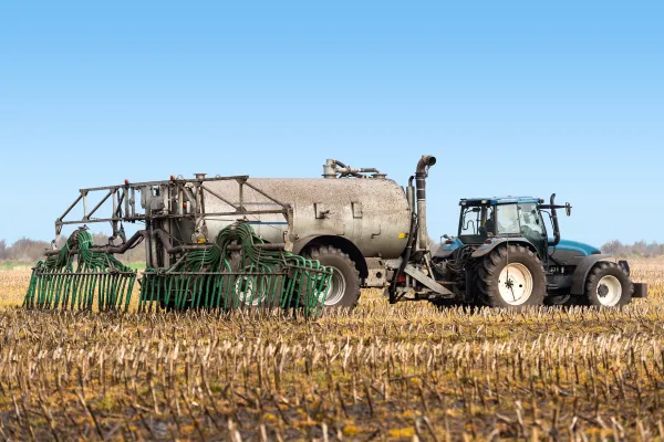 Ein Traktor bei der Gülleausbringung.
